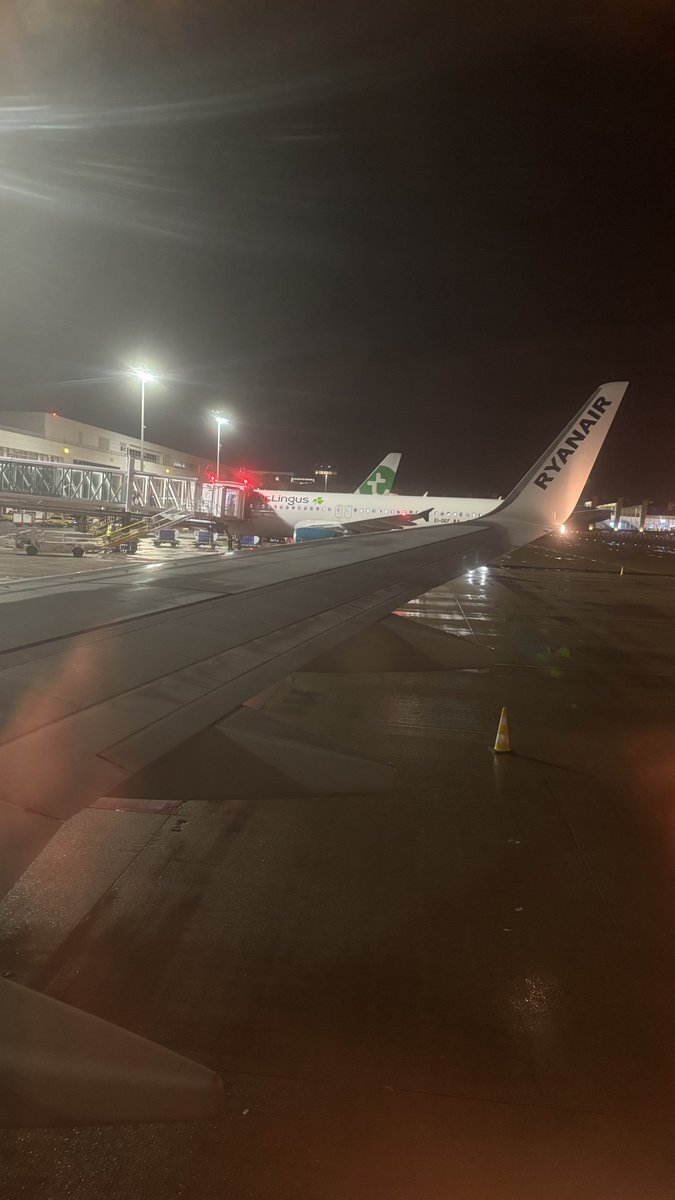 Shauns_Aviation's tweet image. Is that a Ryanair with a Jet Bridge 👀👀

Now onboard EI-EKR, a 15 year old B737-800, Im in seat 23F for the spin home on FR1453!!

#Ryanair #Aviation #Avgeek #Travel #DublinAirport #Dublin #Brussels #airport #Ireland #Belgium