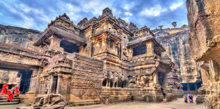 saangathya's tweet image. Carved out from a 200×100×100 ft basalt rock.
Commissioned by Rashtrakuta king Krishna I. Still the world’s largest monolithic temple. 
Our own engineering and sculpting marvel!!

#architecturelovers 

(Pic Credits: from the article
mymodernmet.com/kailasa-temple… via @mymodernmet)