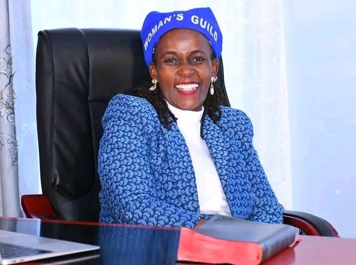 Infront of you is Rev. Lydia Kahiga of PCEA church, currently trending nationwide after she confidently told her congregation to pay two tithes,, Tithe of your salary and Tithe of your debts. Apparently, according to the pulpit bandit, when you tithe your debt, the good Lord will