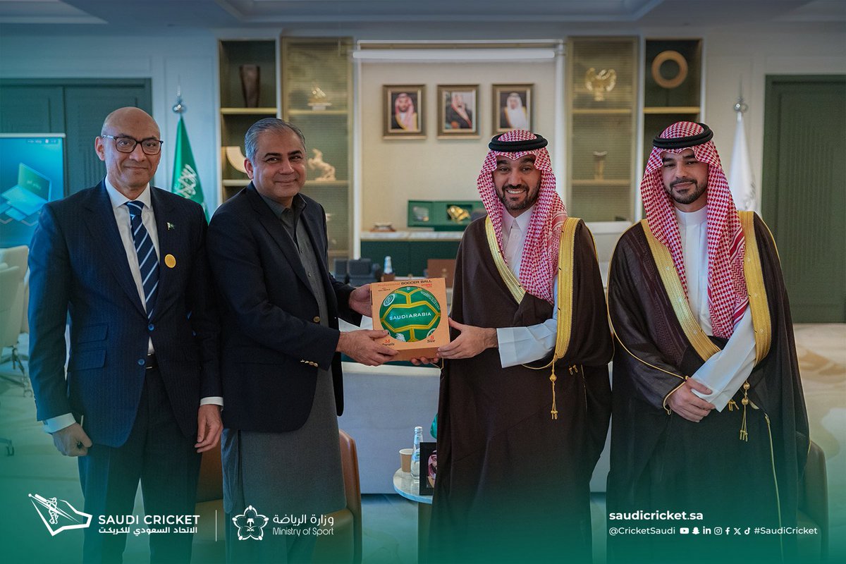 cricketsaudi's tweet photo. التقى سمو وزير الرياضة الأمير عبدالعزيز بن تركي الفيصل بمعالي محسن نقوي، وزير الداخلية ومكافحة المخدرات في جمهورية باكستان، ورئيس مجلس إدارة الاتحادين الباكستاني والآسيوي للكريكت والوفد المرافق له، وذلك بحضور سمو رئيس الاتحاد الأمير سعود بن مشعل بن محمد.

وجرى خلال اللقاء بحث آفاق التعاون وتطوير رياضة الكريكت في المملكة.

#SACF | #SaudiCricket | #SaudiArabia | #Pakistan