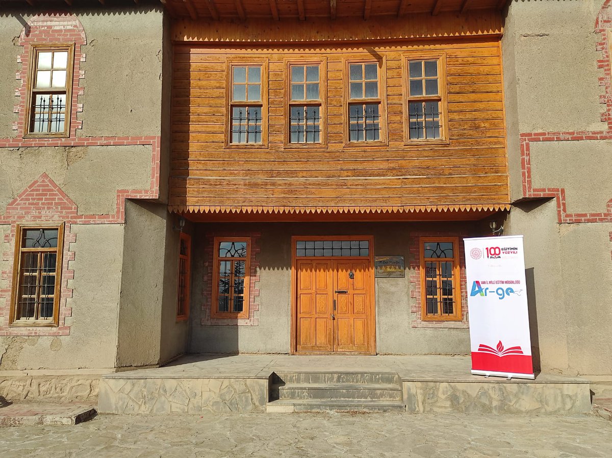 Geçmişten Geleceğe Van Projesi 
Zeve Ortaokulu öğrencilerimizle birlikte Eski Van Evlerini ziyaret ederek, şehrimizin kültürel mirasını yaşayarak ve görerek öğrenme fırsatı bulduk.
Geleceğe daha güçlü adımlar atabilmek için geçmişimizi tanımaya devam edeceğiz. 🧿🏡