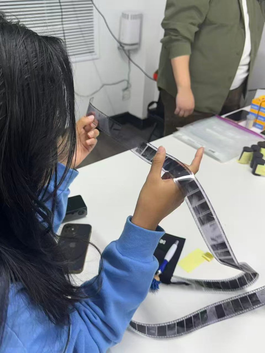 pcra_nyc's tweet image. 📷🏡 Led by Cal Hsiao, this 10-week program is helping students explore their community through the art of photography. Each week, they&apos;re building technical skills, training their eye, and discovering new stories hidden in everyday places.

#pcranyc #nonprofit