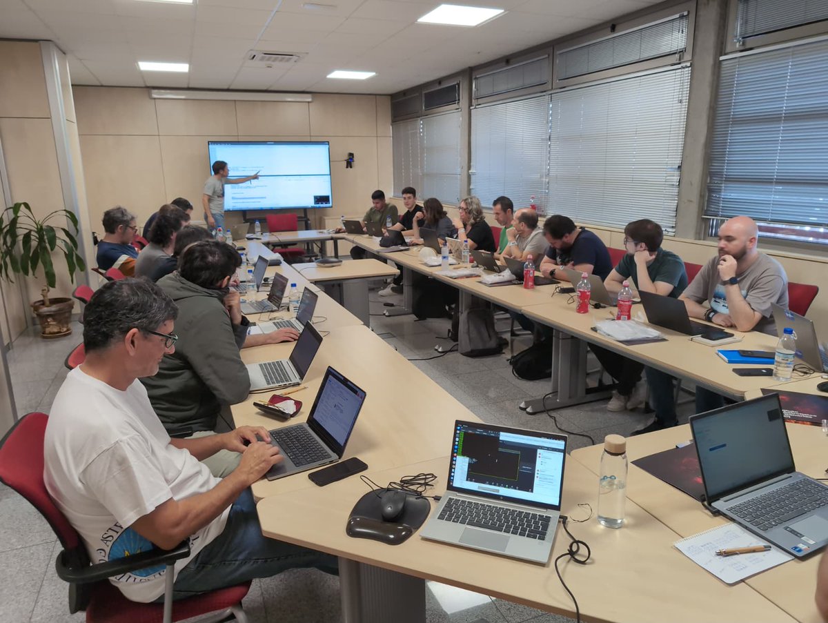 computaex's tweet photo. El equipo de Redes y Sistemas de COMPUTAEX en el Workshop "Instalación La Palma 4".  Organizado por la @RES_HPC en el @IAC_Astrofisica. Del 25 al 27 de noviembre. #HPC #LaPalma https://t.co/4jpN5WbolM