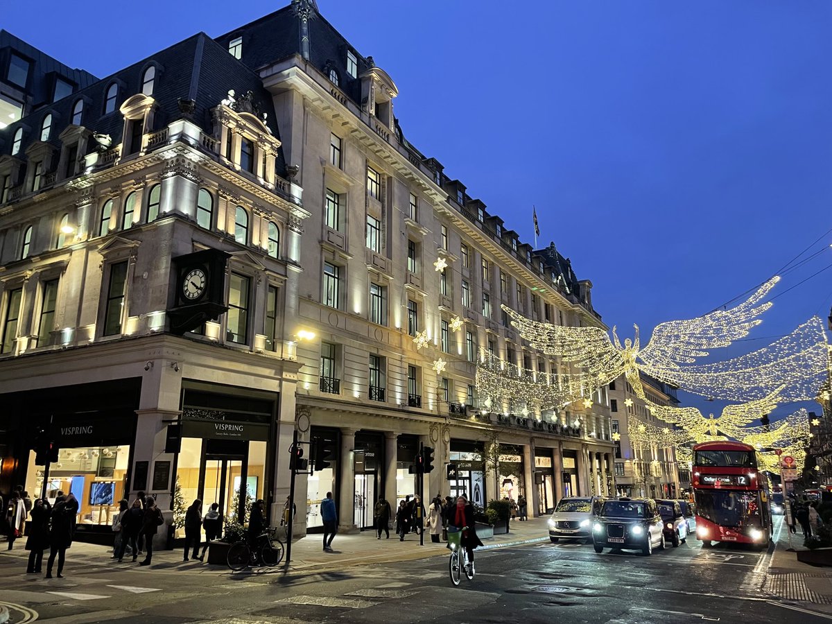 AndZajac's tweet photo. #London - Christmas is coming … 🎄 https://t.co/kzReNTjjLg