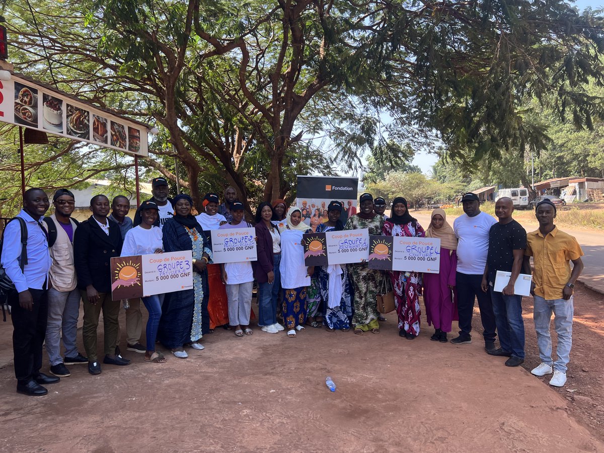 villageois2_0's tweet image. Le 17 novembre 2025, la Fondation Orange Guinée (FOG) a remis des kits numériques à la Maison Digitale de Labé et des fonds  à quatre groupements féminins au compte de son projet Agir pour les Femmes. #FondationOrange #AgirPourLesFemmes #MaisonDigitale #SolidaritéFéminine #Labé