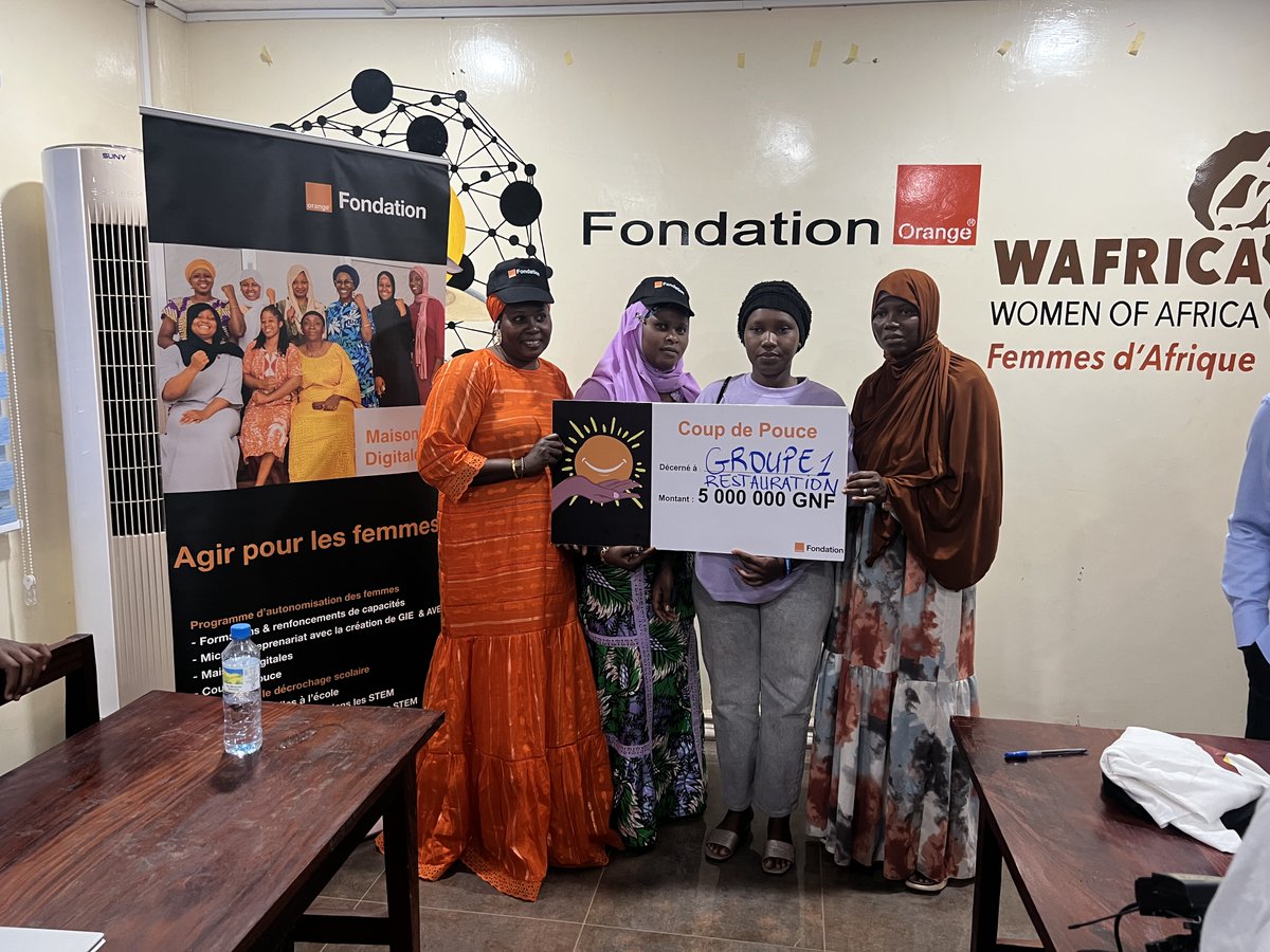 villageois2_0's tweet image. Le 17 novembre 2025, la Fondation Orange Guinée (FOG) a remis des kits numériques à la Maison Digitale de Labé et des fonds  à quatre groupements féminins au compte de son projet Agir pour les Femmes. #FondationOrange #AgirPourLesFemmes #MaisonDigitale #SolidaritéFéminine #Labé