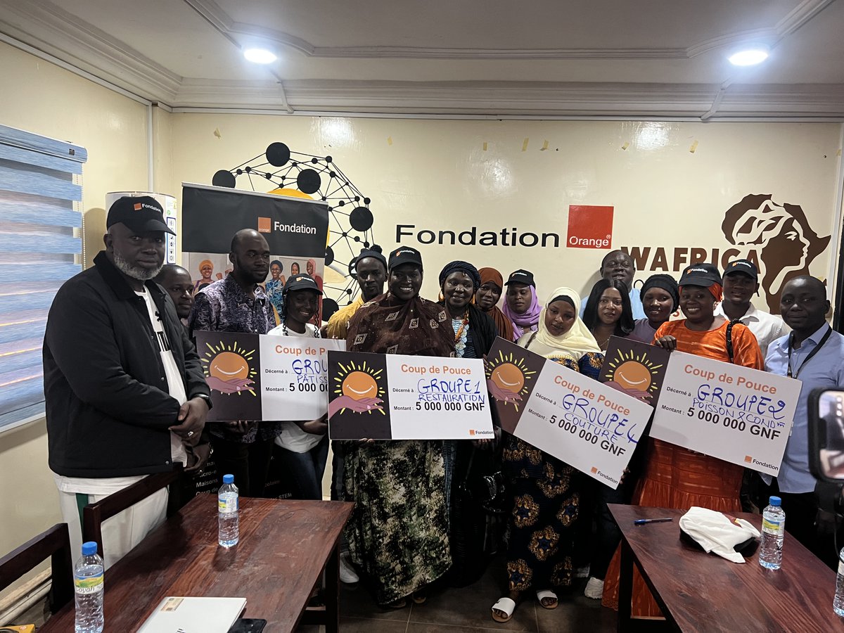 villageois2_0's tweet image. Le 17 novembre 2025, la Fondation Orange Guinée (FOG) a remis des kits numériques à la Maison Digitale de Labé et des fonds  à quatre groupements féminins au compte de son projet Agir pour les Femmes. #FondationOrange #AgirPourLesFemmes #MaisonDigitale #SolidaritéFéminine #Labé