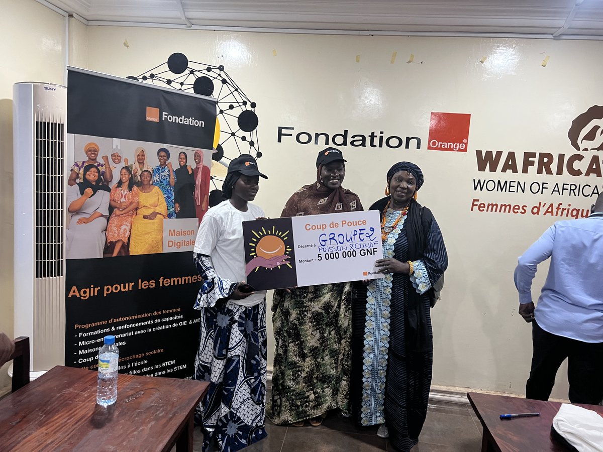 villageois2_0's tweet image. Le 17 novembre 2025, la Fondation Orange Guinée (FOG) a remis des kits numériques à la Maison Digitale de Labé et des fonds  à quatre groupements féminins au compte de son projet Agir pour les Femmes. #FondationOrange #AgirPourLesFemmes #MaisonDigitale #SolidaritéFéminine #Labé