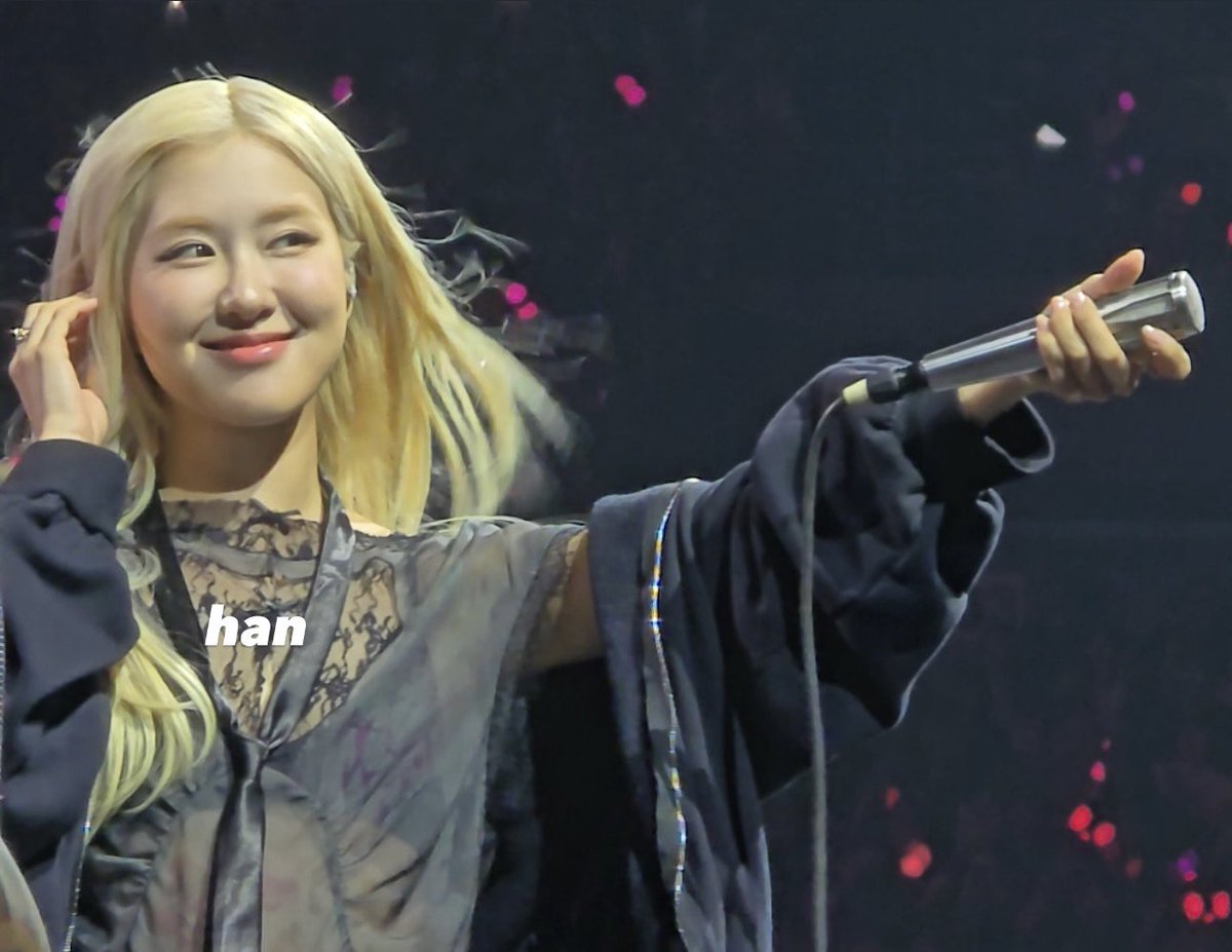 bloom_tita's tweet image. ROSÉ: I know you’re very good singers.

Filoblinks: TALAGA BEH KAMI PA BANG BUMIBIRIT EVERY MORNING SA SCHOOL DURING FLAG CEREMONY, we gotchu!