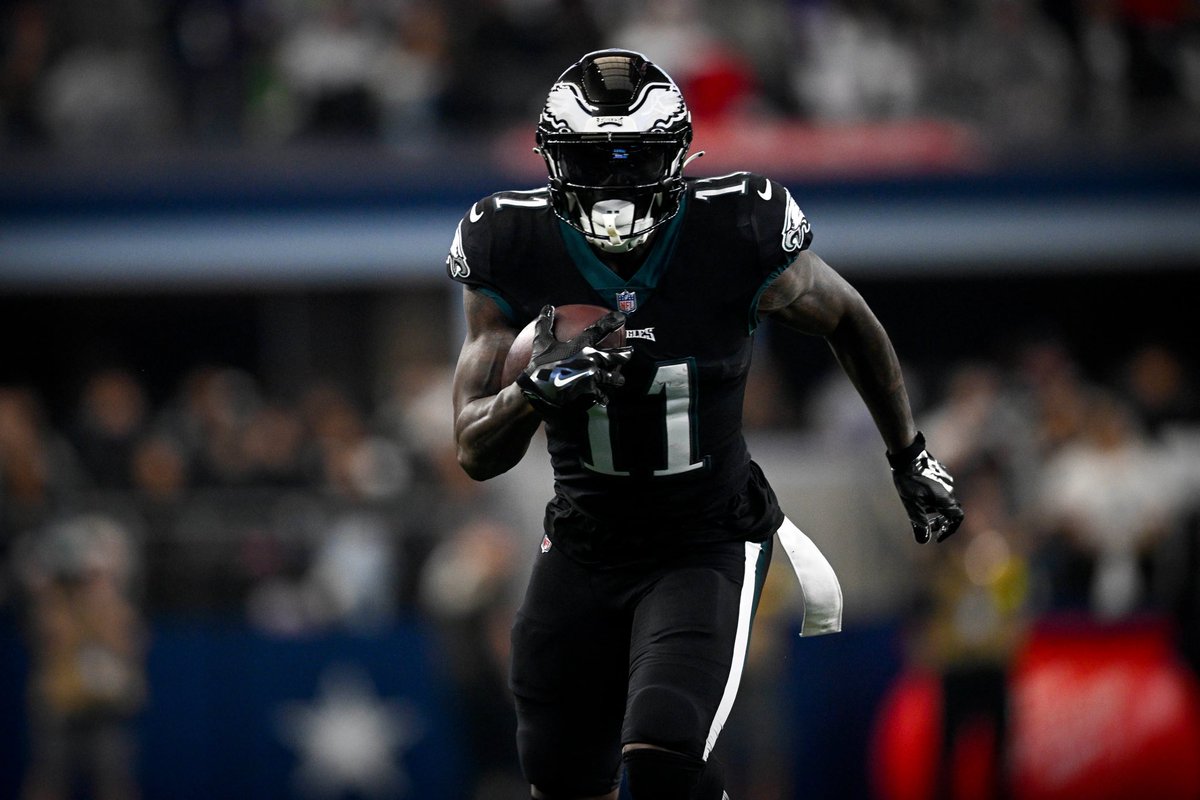 JeffKerrPHL's tweet image. The #Eagles are wearing their black uniform combination (black helmets, jerseys, and pants) for the Black Friday game against the Bears. 

Fans are asked to wear black as well for a full stadium blackout. 

Expected to be only time they will wear the black uniforms this year.