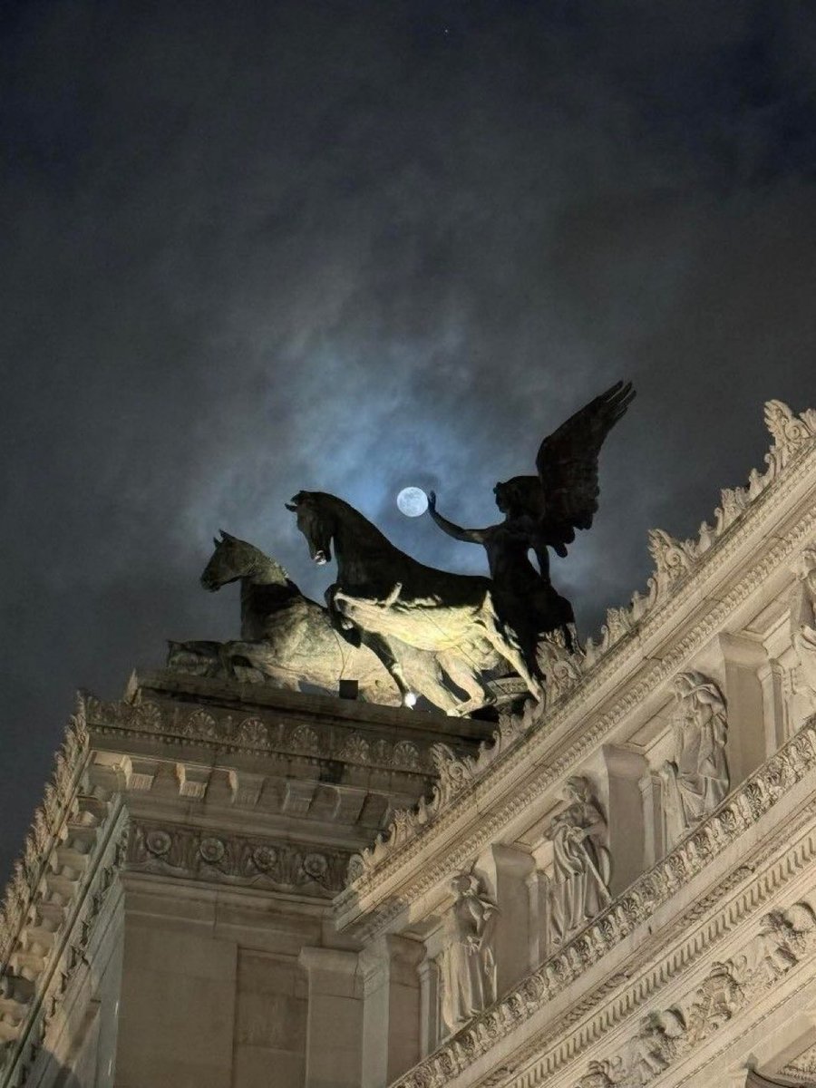 animalkyat's tweet image. 計算されて配置されている天使の銅像