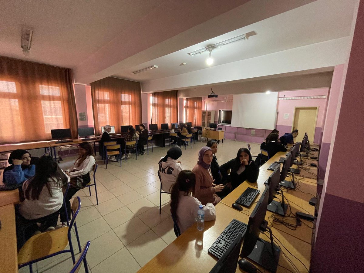 Bugün Van AI Eğitim Ağı kapsamında Ahmet Yurtsever Kız Mesleki ve Teknik Anadolu Lisesi’ndeydik. 🤖📚

Van AI Eğitim Ağı, Van’ın farklı okullarında bilinçli ve etik yapay zekâ kullanımını destekleyen atölyeleriyle büyümeye devam ediyor.