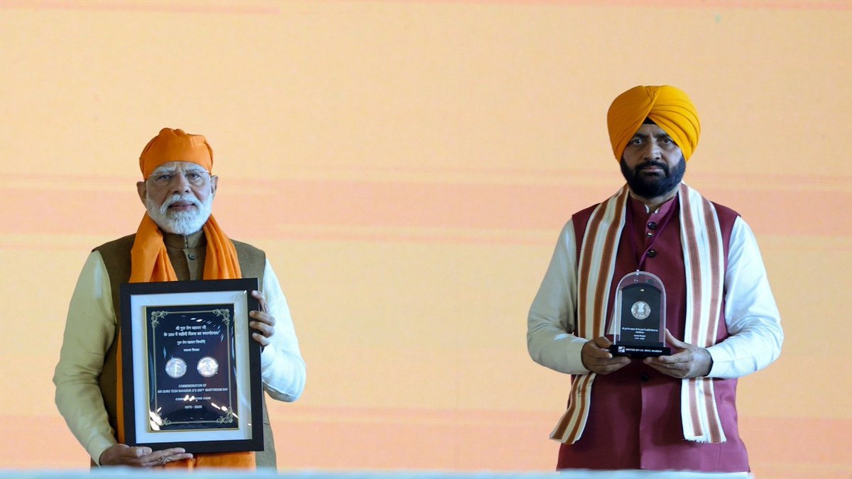 narendramodi's tweet image. ਸਿੱਖਾਂ ਦੇ ਨੌਵੇਂ ਗੁਰੂ ਸ੍ਰੀ ਤੇਗ਼ ਬਹਾਦਰ ਜੀ ਦੇ 350ਵੇਂ ਸ਼ਹੀਦੀ ਦਿਹਾੜੇ &apos;ਤੇ ਉਨ੍ਹਾਂ ਦੇ ਸਨਮਾਨ ਵਿੱਚ ਇੱਕ ਵਿਸ਼ੇਸ਼ ਸਿੱਕਾ ਅਤੇ ਯਾਦਗਾਰੀ ਡਾਕ ਟਿਕਟ ਜਾਰੀ ਕਰਕੇ ਬਹੁਤ ਮਾਣ ਮਹਿਸੂਸ ਕਰ ਰਿਹਾ ਹਾਂ।
