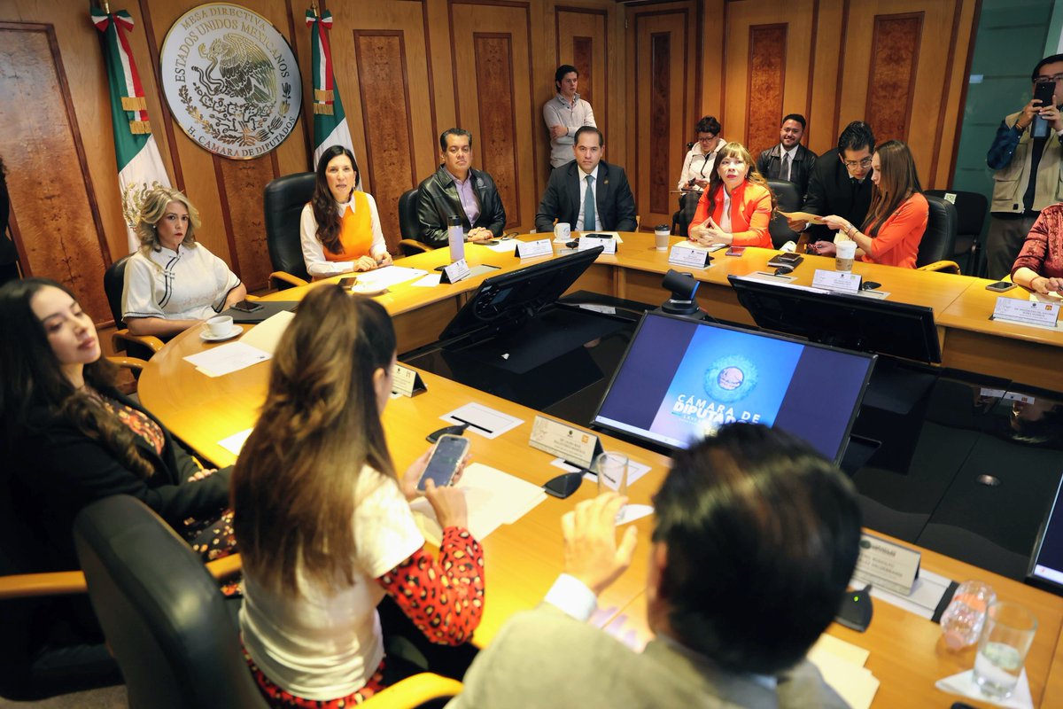 Los saludo desde la reunión de la Mesa Directiva de la Cámara de <a href="/Mx_Diputados/">H. Cámara de Diputados</a>, en la cual discutimos y aprobamos los órdenes del día para las sesiones de hoy y mañana ¡Que tengan excelente martes!