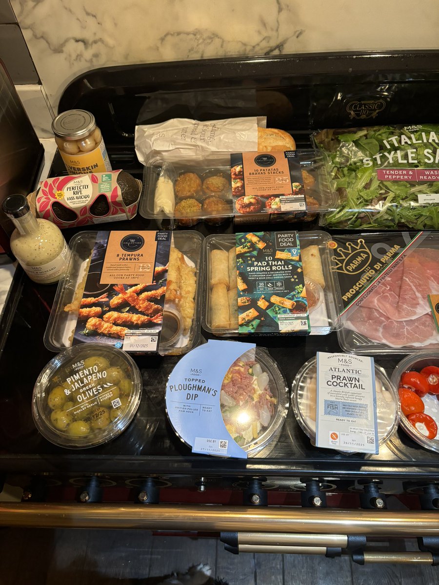 SueAtkins's tweet image. Come on #Chelsea 💙 We’re ready for you #Barcelona ⚽️ @marksandspencer #pickybits #ChampionsLeague