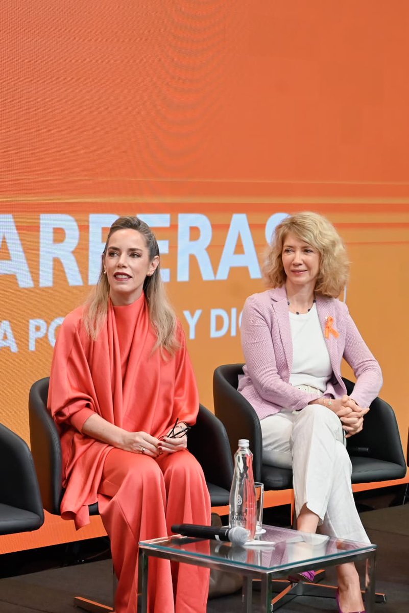 Un placer acompañar al Presidente <a href="/SantiPenap/">Santiago Peña</a>, a la Primera Dama @letiocamposp y a la Ministra <a href="/AliPomata/">Alicia Pomata</a> en la apertura del Foro “Mujeres sin barreras”.

Confío en que este espacio impulse acciones concretas hacia una vida libre de violencia para todas las mujeres y niñas. 
#25N