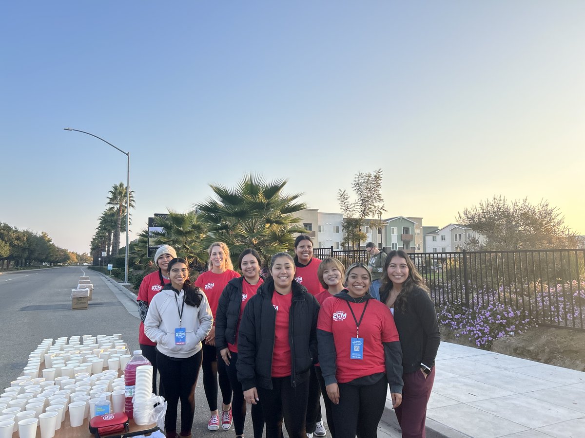 FresnoStateCHHS's tweet photo. Over 50 exercise science student volunteers powered the Two Cities Marathon with water, aid, and nonstop encouragement! 🏃‍➡️ Led by Dr. Steven Waite, volunteer coordinator, panel expert, and full-marathon runner, who finished 9th overall in 2:39:30! 🙌🐾 https://t.co/NlZ77t8sxA