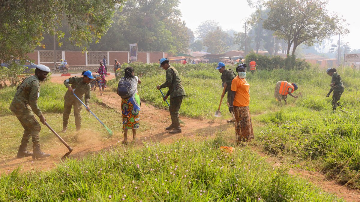 RwandaMoD's tweet image. Uyu munsi, Ingabo z’u Rwanda zigize Batayo ya Mbere (Rwanbatt1) ziri mu butumwa bw’amahoro muri Repubulika ya Santarafurika bakoze ibikorwa by’umuganda bafatanyije n’abaturage bo mu karere ka mbere (1er Arrondissement) ko mu Mujyi wa Bangui. Iki gikorwa cyibanze ku gusukura no…