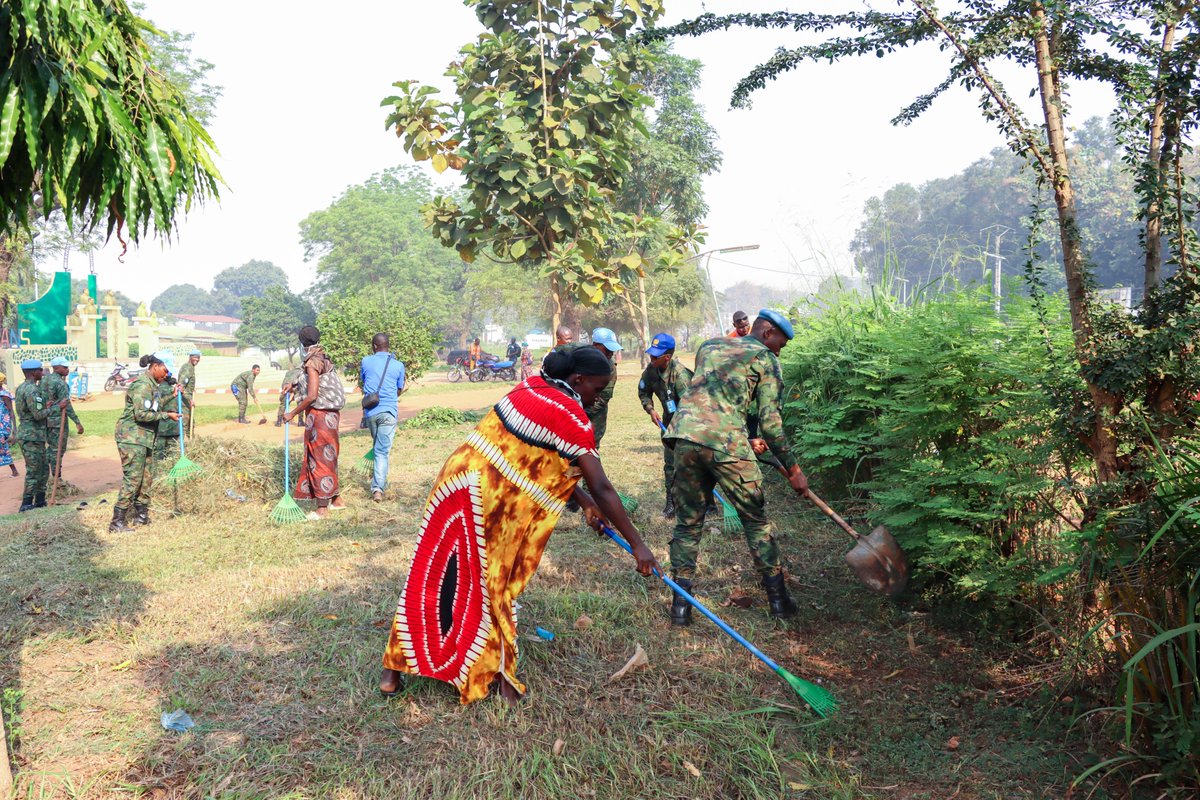 RwandaMoD's tweet image. Uyu munsi, Ingabo z’u Rwanda zigize Batayo ya Mbere (Rwanbatt1) ziri mu butumwa bw’amahoro muri Repubulika ya Santarafurika bakoze ibikorwa by’umuganda bafatanyije n’abaturage bo mu karere ka mbere (1er Arrondissement) ko mu Mujyi wa Bangui. Iki gikorwa cyibanze ku gusukura no…