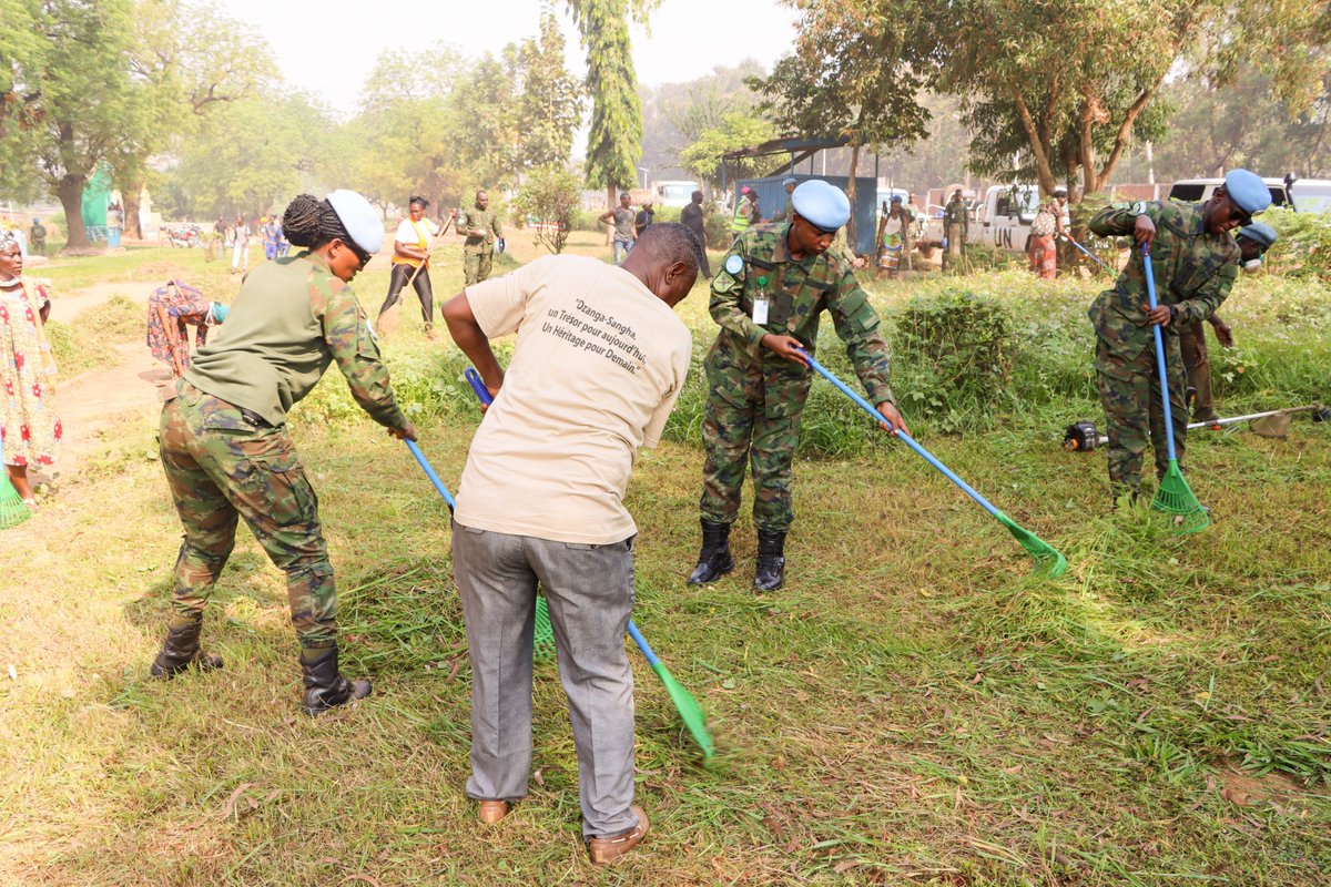 RwandaMoD's tweet image. Uyu munsi, Ingabo z’u Rwanda zigize Batayo ya Mbere (Rwanbatt1) ziri mu butumwa bw’amahoro muri Repubulika ya Santarafurika bakoze ibikorwa by’umuganda bafatanyije n’abaturage bo mu karere ka mbere (1er Arrondissement) ko mu Mujyi wa Bangui. Iki gikorwa cyibanze ku gusukura no…