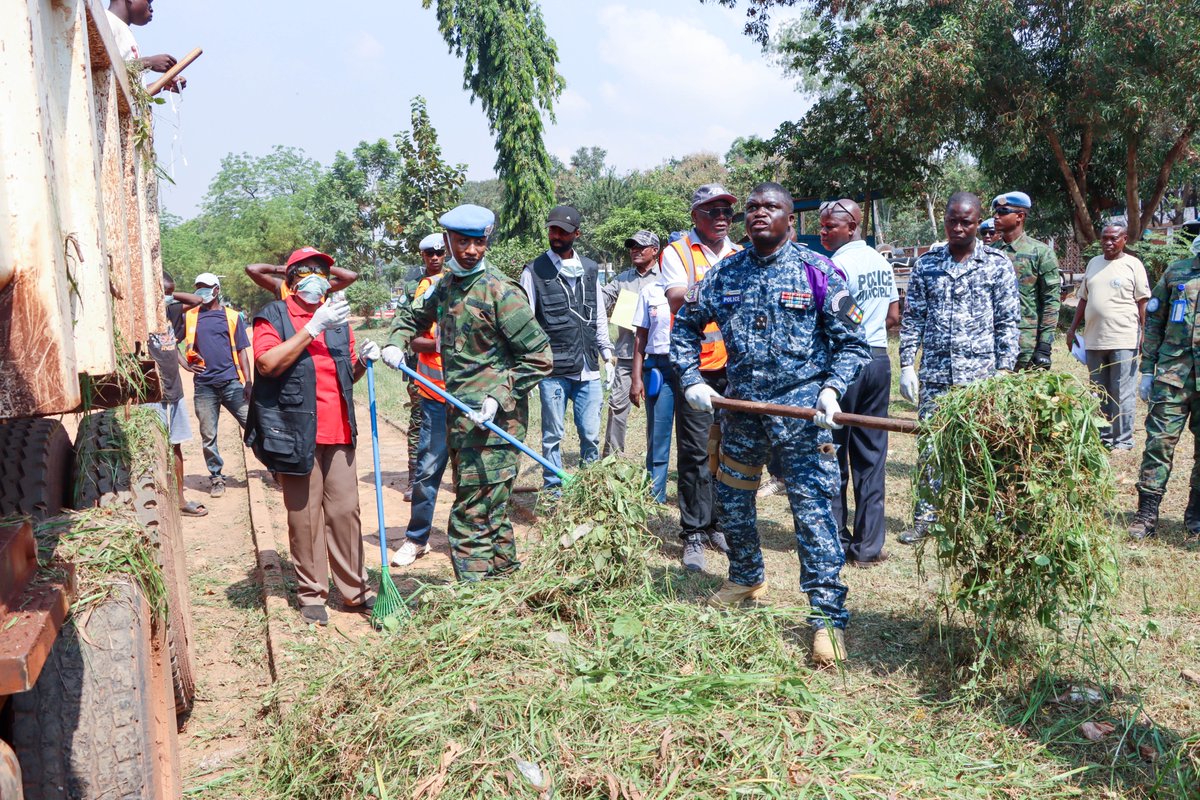 RwandaMoD's tweet image. Uyu munsi, Ingabo z’u Rwanda zigize Batayo ya Mbere (Rwanbatt1) ziri mu butumwa bw’amahoro muri Repubulika ya Santarafurika bakoze ibikorwa by’umuganda bafatanyije n’abaturage bo mu karere ka mbere (1er Arrondissement) ko mu Mujyi wa Bangui. Iki gikorwa cyibanze ku gusukura no…