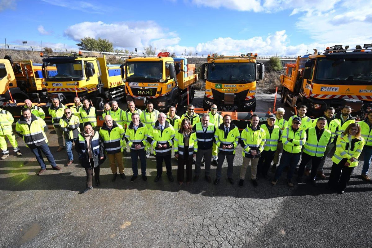 La consejera de <a href="/FomentoAND/">Consejería de Fomento de la Junta de Andalucía</a>  <a href="/Rocio_DiazJ/">Rocío Díaz Jiménez</a> presentaba esta mañana en #SantaFé el dispositivo del Plan de Vialidad Invernal que afecta a varias provincias, entre ellas #Jaén. 
🛣️683 km 
👷‍♀️107 operarios 
🚖30 vehículos entre ellos nueve quitanieves
ℹ️ goo.su/CqJQzg