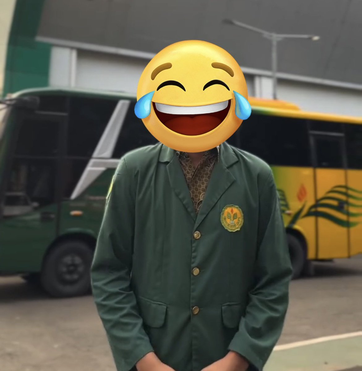 f_z_t_r's tweet image. Maap banget nih ya, 
maaap banget.
Kok busnya mirip bus mahciswa?
Colek jalurnya @txtdarikoridor4 
😭😭😭😭😭😭😭😭😭

Note: pict nyolong, bukan saya yaa 😭😭😭😭