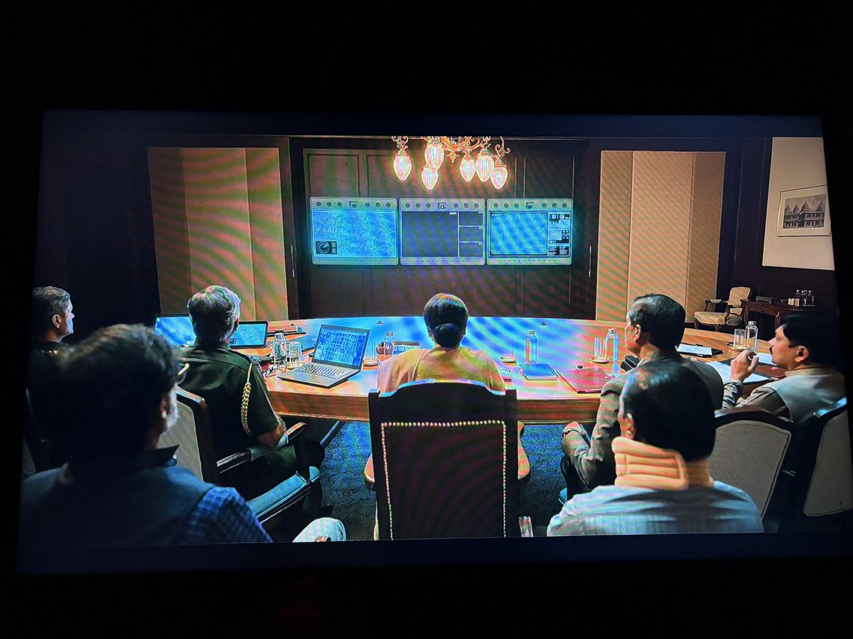 sauravyadav1133's tweet image. The Family Man में पीएम साहिबा अपनी पूरी टीम के साथ मॉनिटरिंगरूम में बैठी हैं और सामने कैमरे पर अपने जवानों को लाइव देख रही हैं जो दूसरे देश की सीमा में गए हैं और तभी कैमरों पर दिखता है कि ऑपरेशन फेल हो गया है। 
फिर अगला सीन आता है जहां पीएम साहिबा ऑपरेशन फेल होने पर अपनी टीम पर…