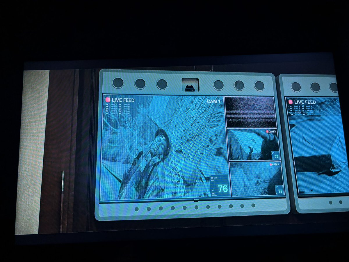 sauravyadav1133's tweet image. The Family Man में पीएम साहिबा अपनी पूरी टीम के साथ मॉनिटरिंगरूम में बैठी हैं और सामने कैमरे पर अपने जवानों को लाइव देख रही हैं जो दूसरे देश की सीमा में गए हैं और तभी कैमरों पर दिखता है कि ऑपरेशन फेल हो गया है। 
फिर अगला सीन आता है जहां पीएम साहिबा ऑपरेशन फेल होने पर अपनी टीम पर…