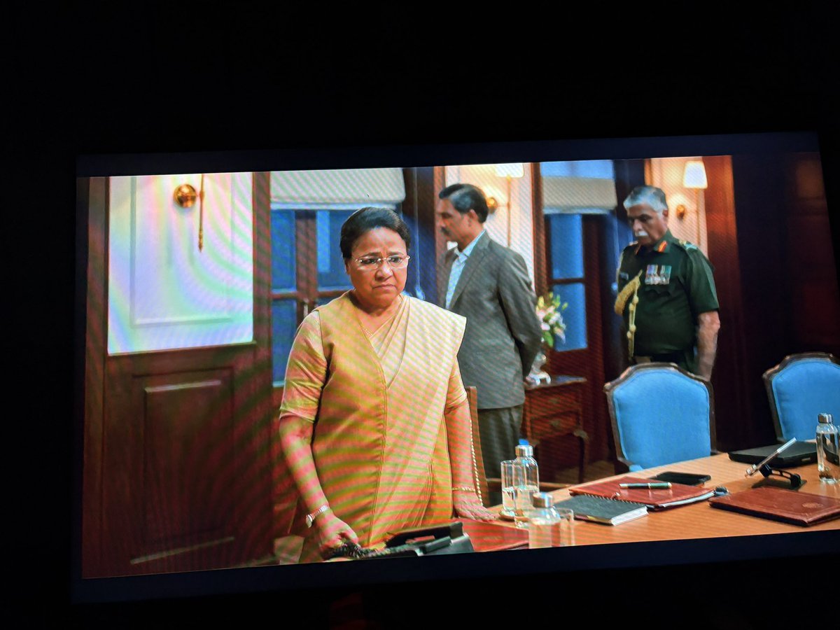 sauravyadav1133's tweet image. The Family Man में पीएम साहिबा अपनी पूरी टीम के साथ मॉनिटरिंगरूम में बैठी हैं और सामने कैमरे पर अपने जवानों को लाइव देख रही हैं जो दूसरे देश की सीमा में गए हैं और तभी कैमरों पर दिखता है कि ऑपरेशन फेल हो गया है। 
फिर अगला सीन आता है जहां पीएम साहिबा ऑपरेशन फेल होने पर अपनी टीम पर…