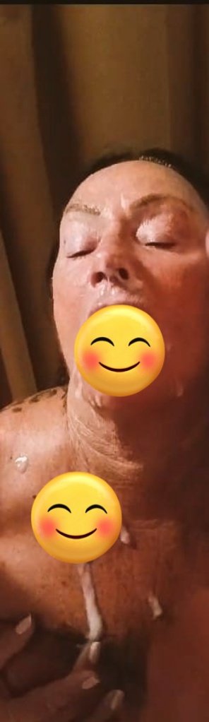 Non si parla con la bocca piena 
onlyfans.com/laurarey69