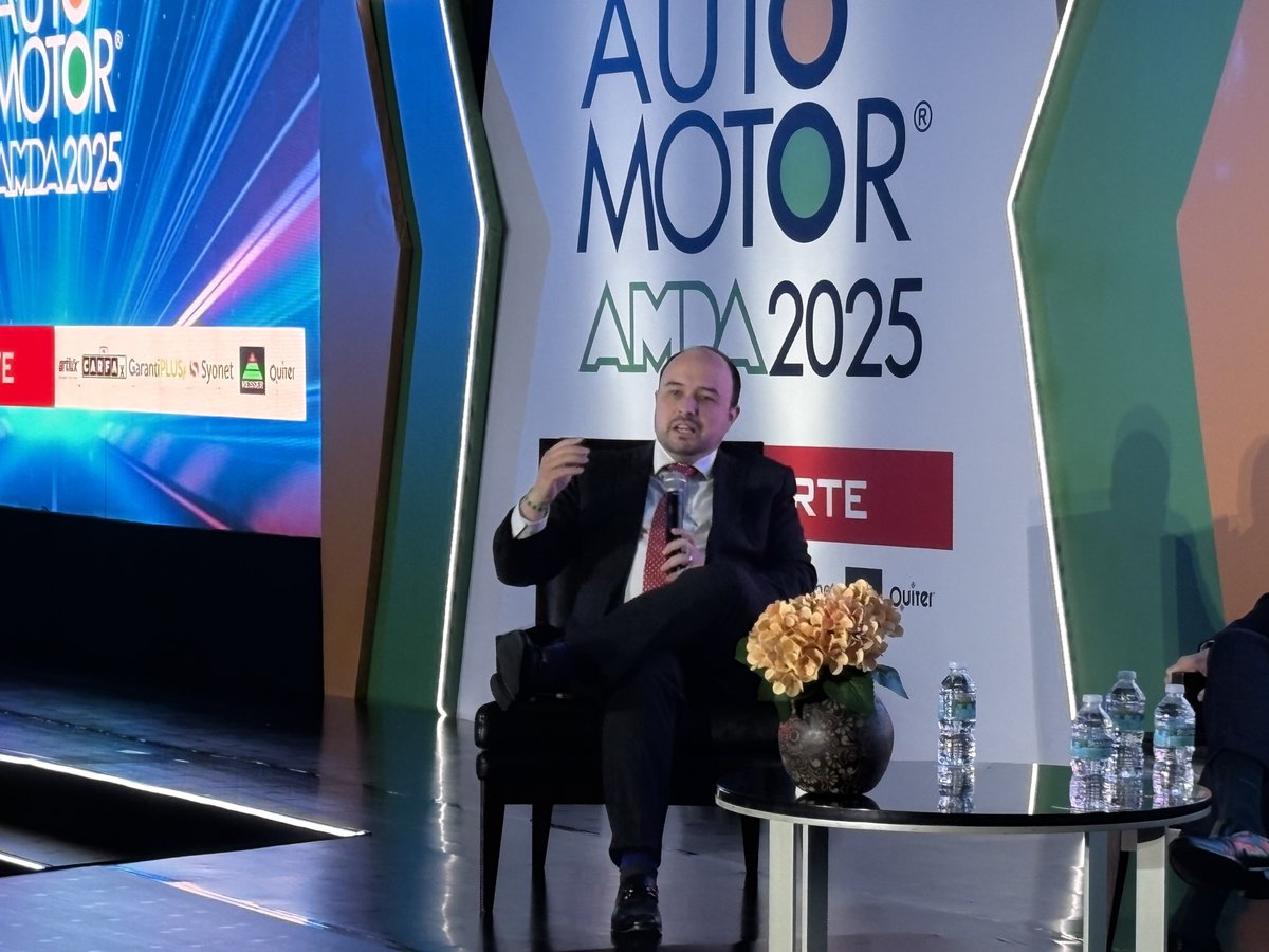AMDAMX's tweet photo. #ForoAutomotor
Alejandro Padilla, Economista en Jefe y Director General Adjunto de Análisis Económico y Financiero en @GFBanorte_mx, como parte de la mesa "Rumbo de la economía mexicana" hace el apunte de las macrotendencias que no debemos olvidar: los cambios en la globalización y comercio; el cambio climático y sustentabilidad; la demografía y migración y el avance tecnológico y la IA. También hace alusión a las tendencias de consumo, en donde encuentra grandes oportunidades tomando como base que tres de cada cuatro ventas de vehículos en el país son financiadas, según los análisis.