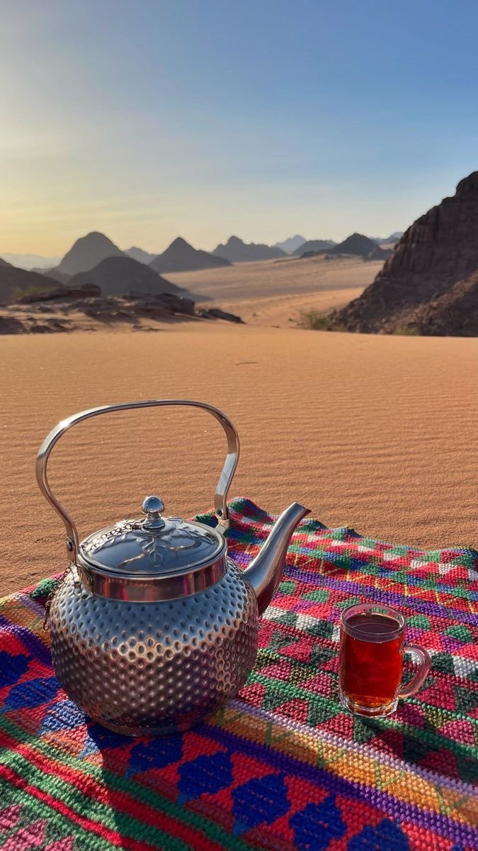 '
بعيداً عَنْ ضجيجِ البشر  ، وصَخَبِ حياةِ المُدن يستطيعُ الإنسانُ أنْ يخلو بنفسِهِ ، ليسَ لَهُ جليسٌ سِوى الشّاي ، وهواء نقيٍّ يتنفّسُه ..
.
#بوح_الصورة 
#مساء_الخير 
#شاي_خطار