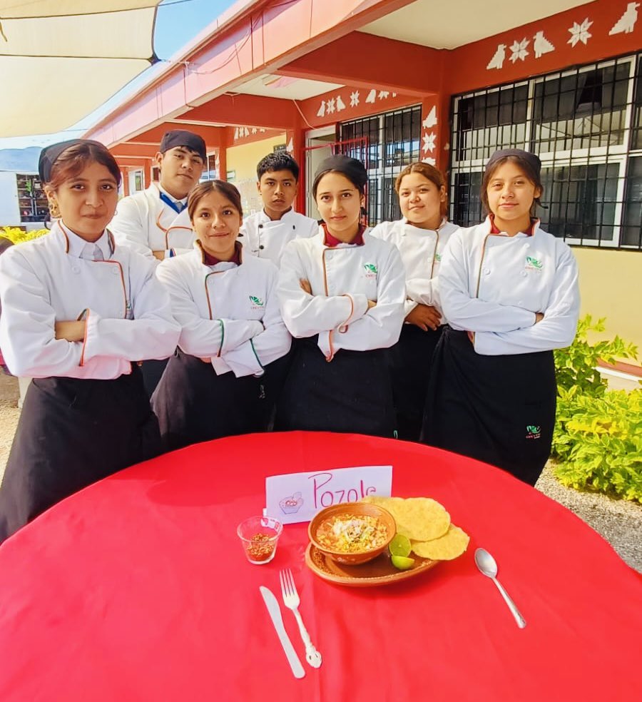 CECyTEHChilcuau's tweet image. Estudiantes del Componente de PAyB del grupo 3C realizan la Práctica de Cocina Mexicana: Región Pacífico, donde elaboraron uno de los platillos más representativos de nuestra gastronomía: Pozole. #SomosUnEquipoTransformandoElFuturo @CECyTEHidalgo @edmundo_rmz