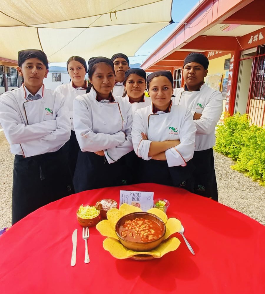 CECyTEHChilcuau's tweet image. Estudiantes del Componente de PAyB del grupo 3C realizan la Práctica de Cocina Mexicana: Región Pacífico, donde elaboraron uno de los platillos más representativos de nuestra gastronomía: Pozole. #SomosUnEquipoTransformandoElFuturo @CECyTEHidalgo @edmundo_rmz