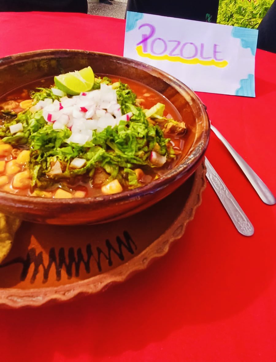 CECyTEHChilcuau's tweet image. Estudiantes del Componente de PAyB del grupo 3C realizan la Práctica de Cocina Mexicana: Región Pacífico, donde elaboraron uno de los platillos más representativos de nuestra gastronomía: Pozole. #SomosUnEquipoTransformandoElFuturo @CECyTEHidalgo @edmundo_rmz