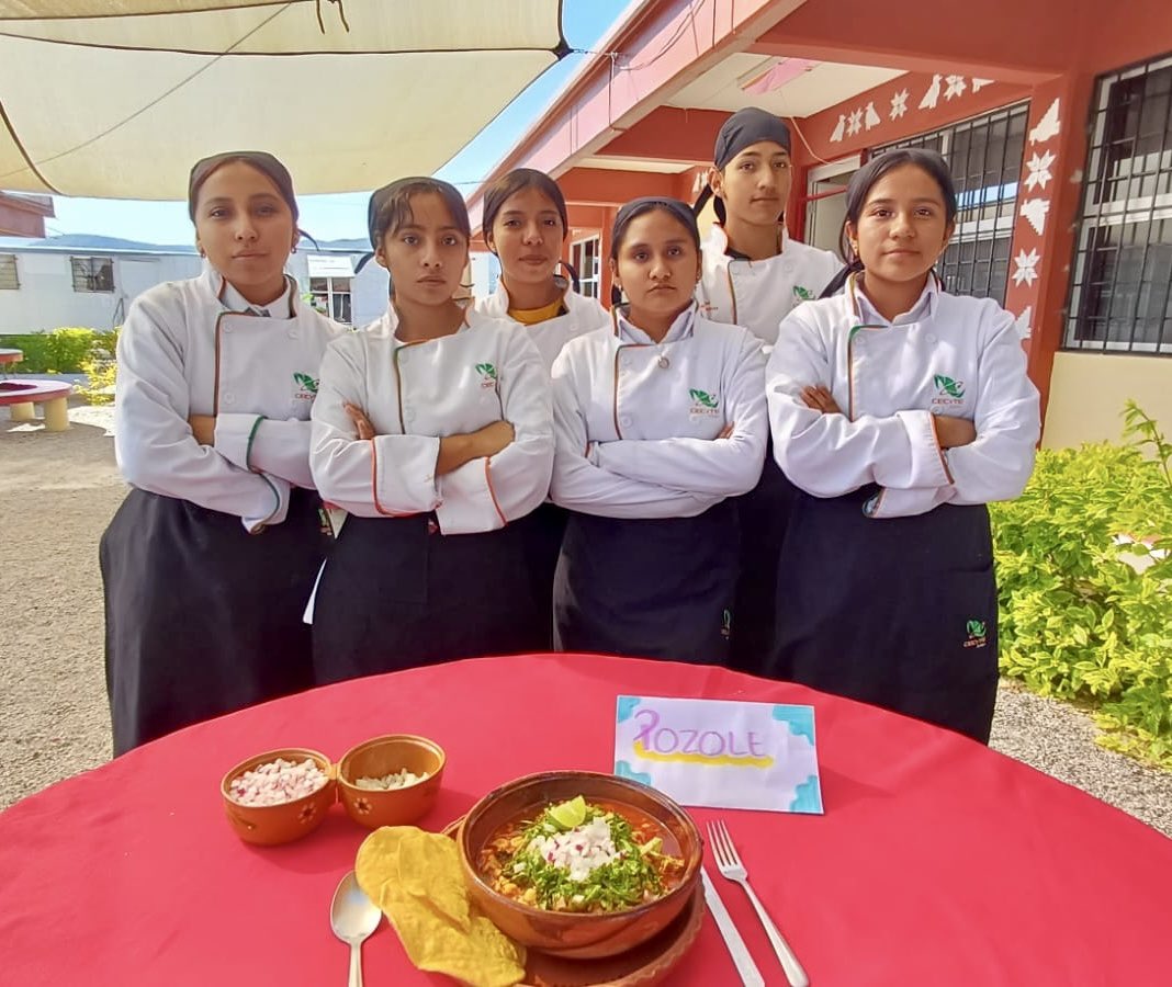 CECyTEHChilcuau's tweet image. Estudiantes del Componente de PAyB del grupo 3C realizan la Práctica de Cocina Mexicana: Región Pacífico, donde elaboraron uno de los platillos más representativos de nuestra gastronomía: Pozole. #SomosUnEquipoTransformandoElFuturo @CECyTEHidalgo @edmundo_rmz