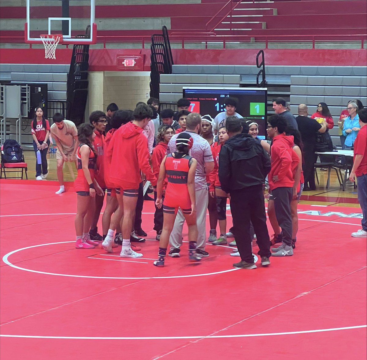 wbrayhs's tweet image. 📢TEXAN Wrestling came out VICTORIOUS at the CLASH of the COAST!
Way to go, TEXANS!🤼‍♀️