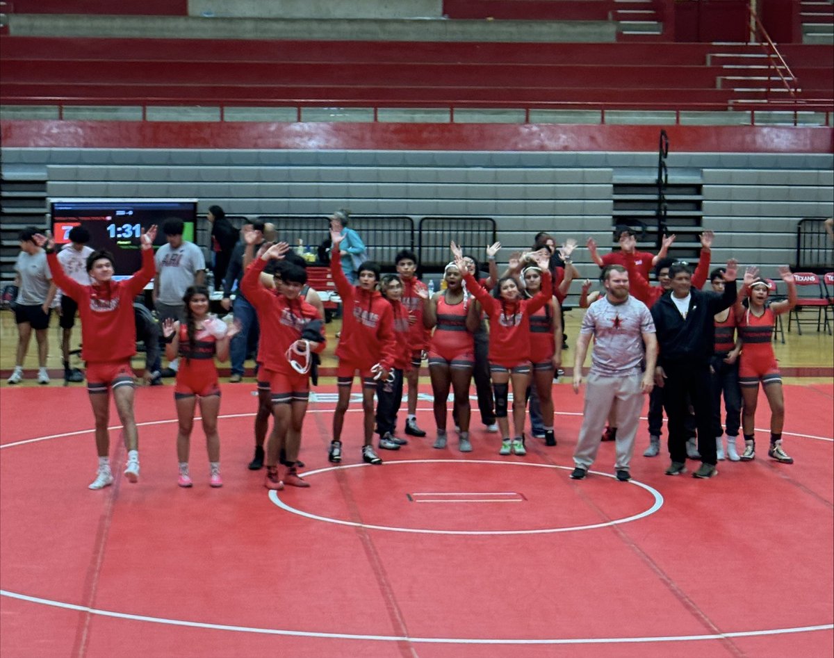 wbrayhs's tweet image. 📢TEXAN Wrestling came out VICTORIOUS at the CLASH of the COAST!
Way to go, TEXANS!🤼‍♀️