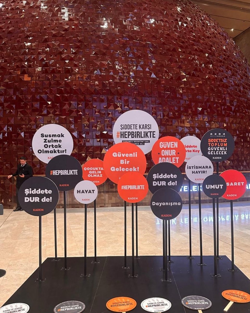 Kadına Şiddete Hayır

Hiçbir kadın korkarak yaşamamalı.
Şiddet kader değildir, susmak çözüm değildir.

Kadınların özgürlüğü bir toplumun onurudur.
Bir kadın daha eksilirse, insanlık eksilir.
Bir kadın gülerse, dünya aydınlanır.

Bugün bir kez daha sesleniyoruz:
Şiddete karşı dur,