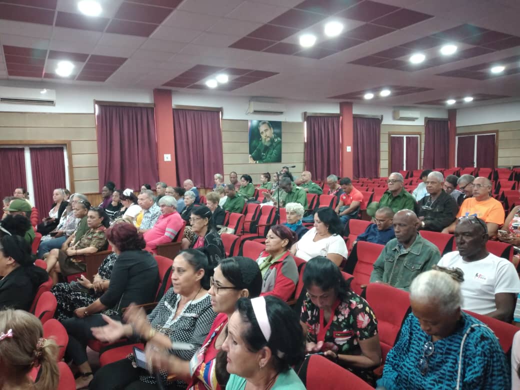 Hermoso matutino especial realizaron los trabajadores de la DGS junto a nuestra Directora General de Salud Pública de #Mayabeque Dra. Yanelis Reyes Fernández demostrando nuestra fidelidad al legado de nuestro #FidelPorSiempre. #CubaPorLaVida #JuntosPorMayabeque #100AñosConFidel