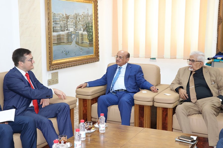 RussianEmbYemen's tweet image. إلتقى سفير روسيا الاتحادية لدى الجمهورية اليمنية د.يفغيني كودروف رئيس البنك المركزي اليمني أحمد أحمد غالب المعبقي.

تم مناقشة قضايا التعاون التجاري والاقتصادي وجهود الهيئة المالية اليمنية لتحسين الوضع في البلاد.

#Russia #Yemen #Central_Bank 
#اليمن #روسيا