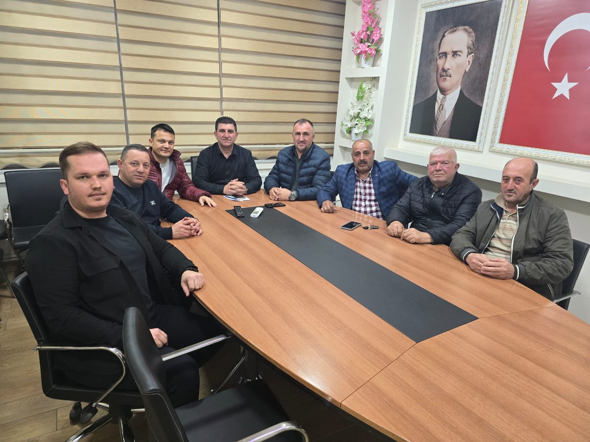 Yönetim Kurulu toplantımızı, Sayın Erhan Demir’in başkanlığında verimli bir şekilde gerçekleştirdik.
Bu akşam, önceki dönemlerde Belediye Meclis Üyemiz olarak görev yapan değerli iş insanı Sayın Ekrem Ege de toplantımıza misafir olarak katılarak bizlere eşlik etti.
+++