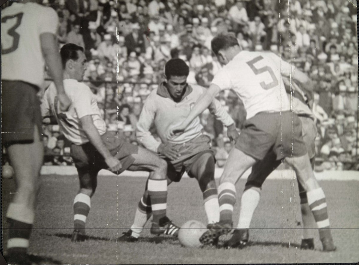 TimeDecoded's tweet image. Few dribbled like him. Garrincha in action at the ’62 World Cup — a reminder that flair beats force. 🇧🇷 
#JogoBonito #GOAT