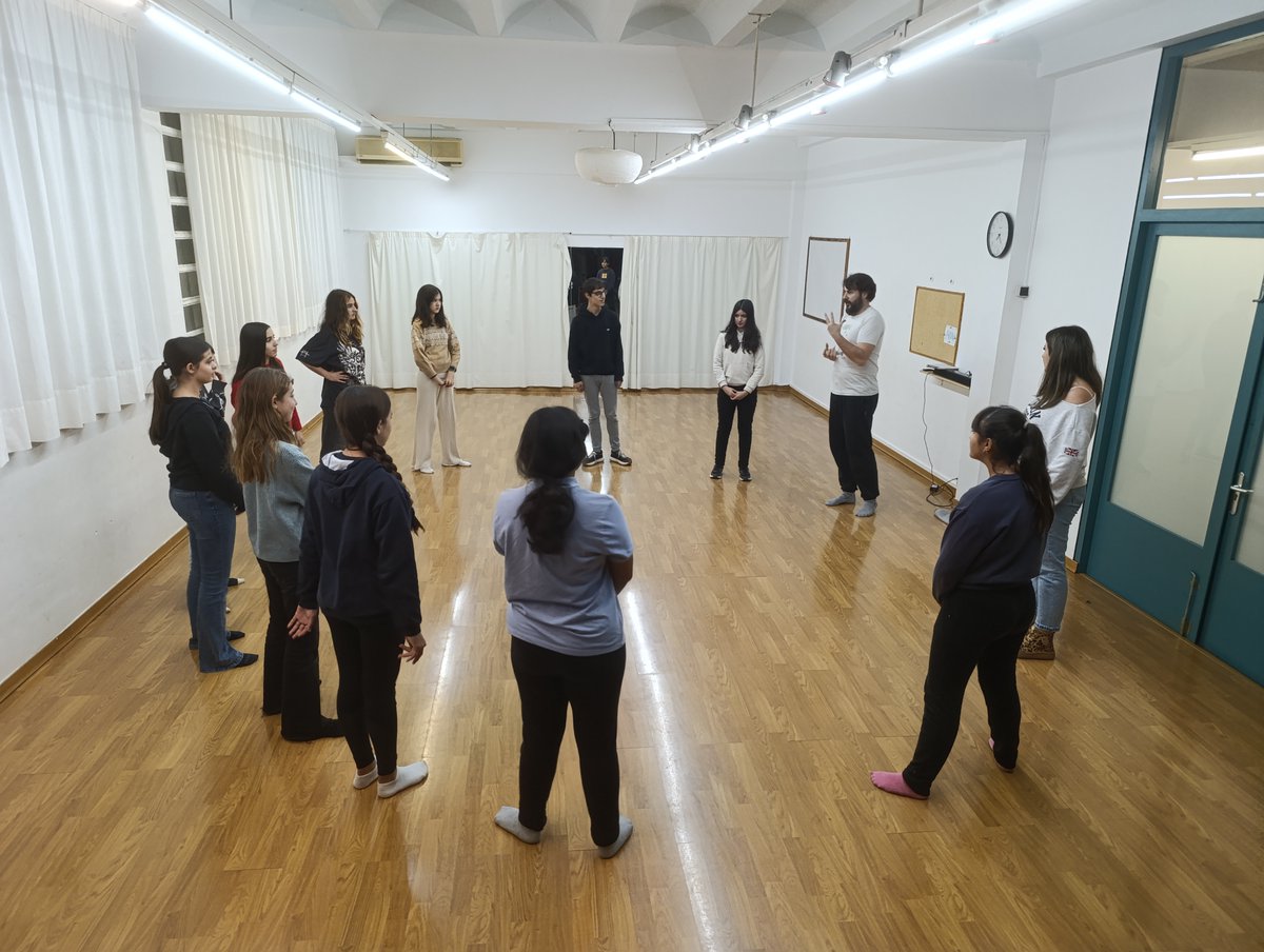 emeolot's tweet photo. 🥸 La setmana passada, el grup de Teatre Jove de l’EME va rebre la visita del dramaturg i director d’escena Juanma Casero Ortiz. Un taller pràctic de 2h ple de dinàmiques fresques i creatives gràcies a @faberllull 👏 #Olot #Teatre https://t.co/4AY3t2LZMW