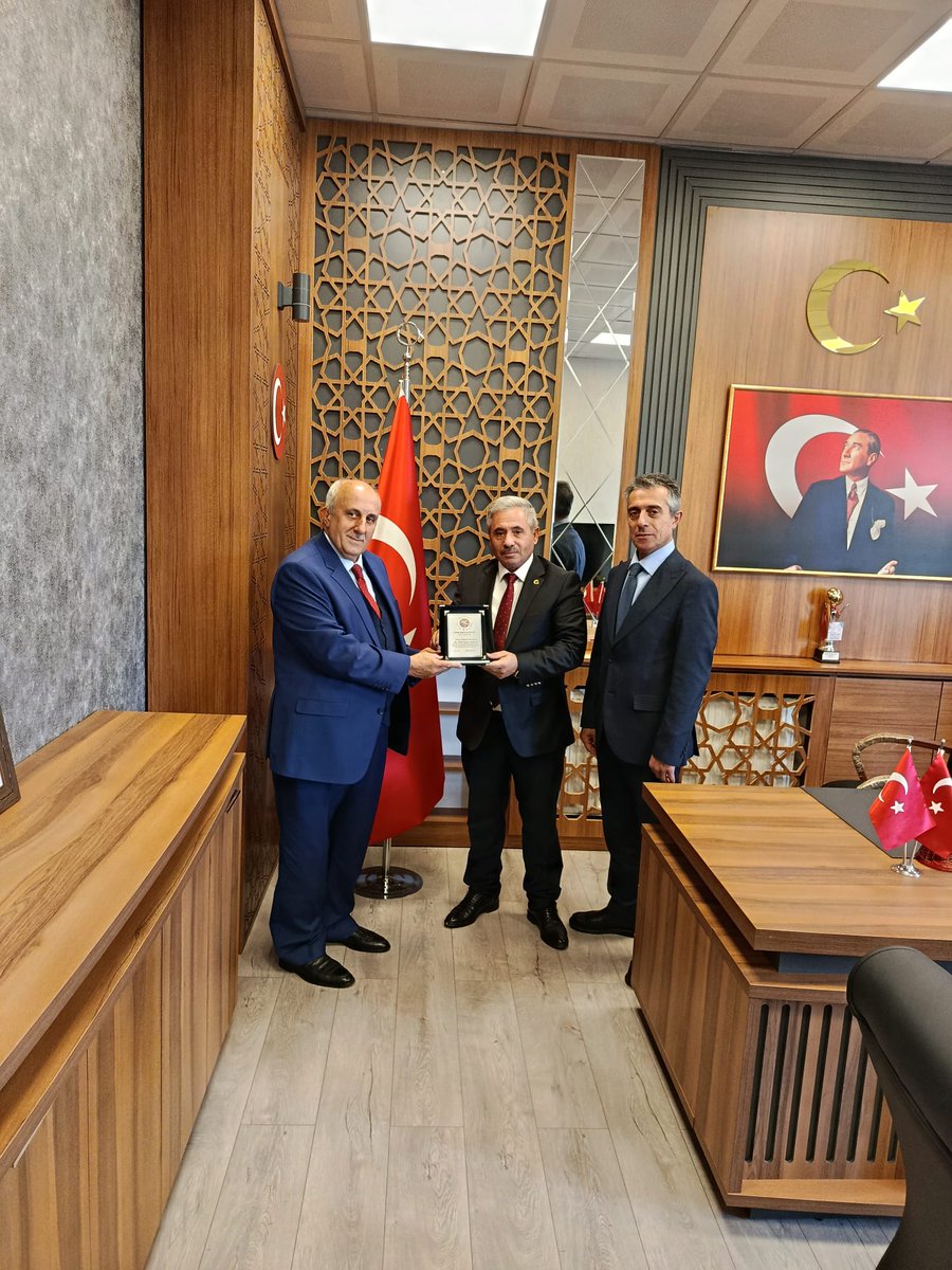 RecaiSolmaz's tweet photo. THK'ya  desteklerini esirgemeyen Sayın Erzurum Köprüköy İlçe Milli Eğitim Müdürü Mehmet Sait Demir’e törenle şükran plaketi sunuldu.  THK Şube Başkanı Recai Solmaz,  Şube Yönetim Kurulu üyeleriyle plaketi sundu. https://t.co/g2pgEAJQC4