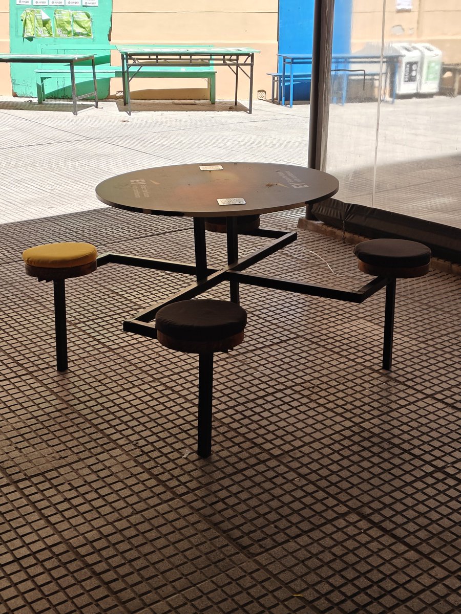 manuelfsm_'s tweet image. Medio rara la forma del banquito de la facu che