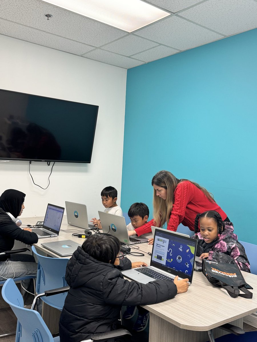 Afrocanadianinc's tweet image. Proud moments as our second batch of STEM program kids receive their take-home robotics kits!

Huge thanks to our partners - @cibc Foundation, @TorontoRotary &amp;amp; l @IAcanada - for believing in our mission and investing in our youth. 🤝

#afrocanadiandevelopment #stem #stemeducation