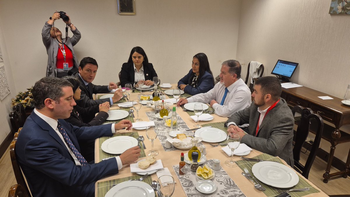 Hoy en reunión entre el Partido Republicano y el Partido Social Cristiano, partidos que impulsaron la candidatura de José Antonio Kast en la primera vuelta.
Se vienen grandes desafíos para este 2026: necesitamos recuperar Chile.

#PartidoSocialCristiano
#PorAmorAChile