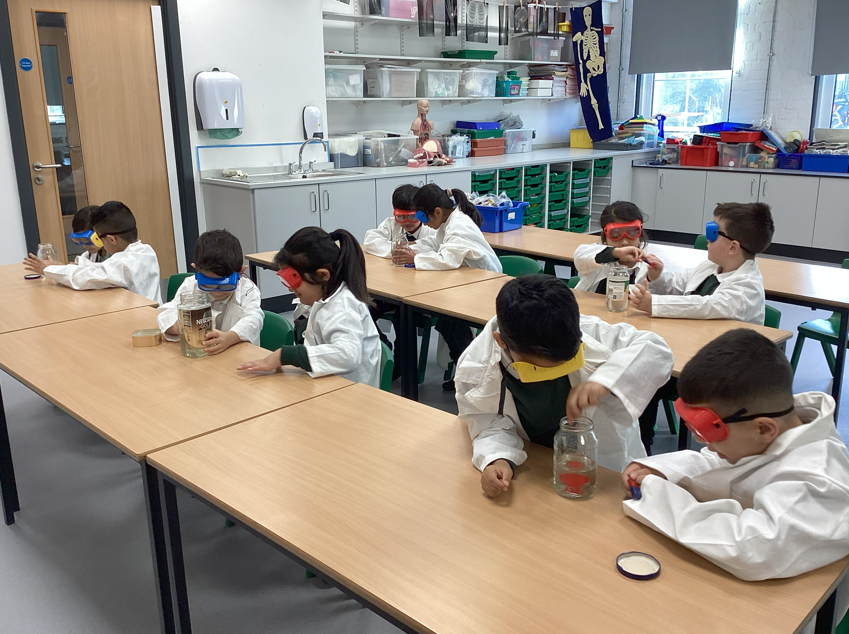SpringfAcademy's tweet image. Year 1 had lots of fun in the STEM room today experimenting with magnets 🧲 Lab coats, goggles, predictions &amp;amp; conclusions — brilliant young scientists! 👩‍🔬👨‍🔬#youngscientists #Springfieldschoolscientists